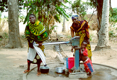 Afrikanische Frauen an der Wasserpumpe