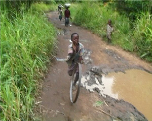 Spielendes afrikanisches Kind mit Reifen