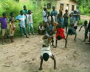 Handstand - oder auf Händen laufen im Mlabani-Quartier in Ifakara